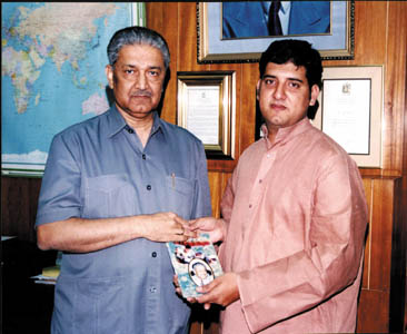 Aal-e-Imran presenting his book to Dr. Abdul Qadeer Khan